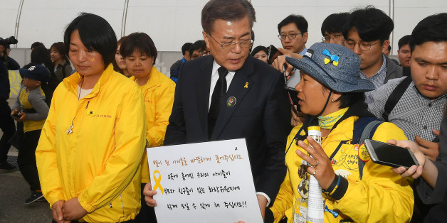 세월호 3주기 기억식이 열린 4월16일 오후 경기도 안산 세월호 희생자 합동분향소를 찾은 문재인 더불어민주당 대선후보가 유가족들을 만나 이야기를 나누고 있다.