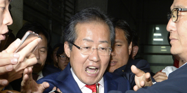 홍준표 자유한국당 대선후보가 9일 오후 서울 여의도 당사에서 제19대 대통령 선거 개표 중계를 보다 문재인 더불어민주당 후보가 당선 확실시 되자 소감을 밝힌 후 귀가를 위해 차량으로 향하고 있다. 홍 후보는 "무너진 한국당 복원에 만족한다"며 사실상 패배를 수용했다.