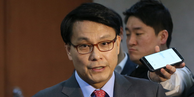윤상현 자유한국당 의원이 27일 서울 여의도 국회 정론관에서 검찰의 박근혜 전 대통령 구속영장 청구 관련 기자회견을 하고 있다. 2017.3.27/