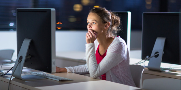 Noch nach Feierabend im Büro: Besonders lange Arbeitszeiten können zu Stress führen.