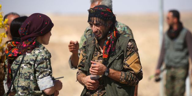 Members of the US-backed Syrian Democratic Forces (SDF), made up of an alliance of Arab and Kurdish fighters, gather at the Tabqa dam, on May 11, 2017, as they advance in their battle for the Islamic State's (IS) stronghold in nearby Raqa. US-backed fighters hunted for jihadist holdouts in Syria's Tabqa after overrunning the city and nearby dam in a step forward for their advance on Islamic State group stronghold Raqa. / AFP PHOTO / DELIL SOULEIMAN (Photo credit should read DELIL SOULEIMA