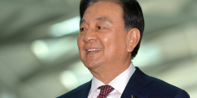 문재인 대통령의 대미 특사인 홍석현 한반도포럼 이사장이 17일 오전 인천공항에서 워싱턴으로 출국하기 전 취재진의 질문에 답하고 있다.