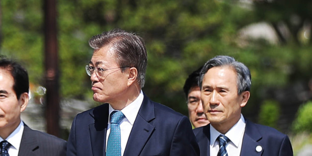 문재인 대통령이 17일 오후 한민구 국방부 장관, 이순진 합동참모본부 의장의 안내를 받으며 서울 용산구 국방부에서 함동참모본부로 이동하고 있다.