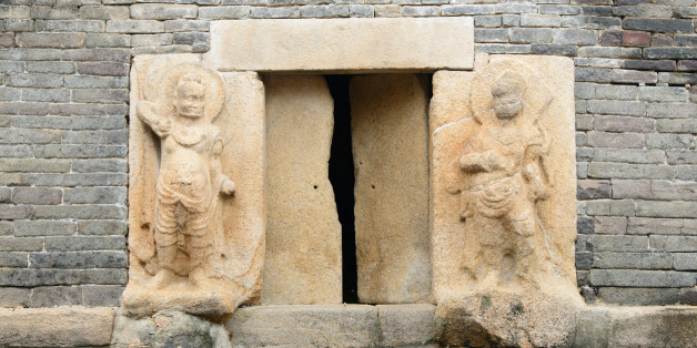 Unter der Mauer des Gyengjou-Tempels in Südkorea machten die Forscher eine unheimliche Entdeckung.
