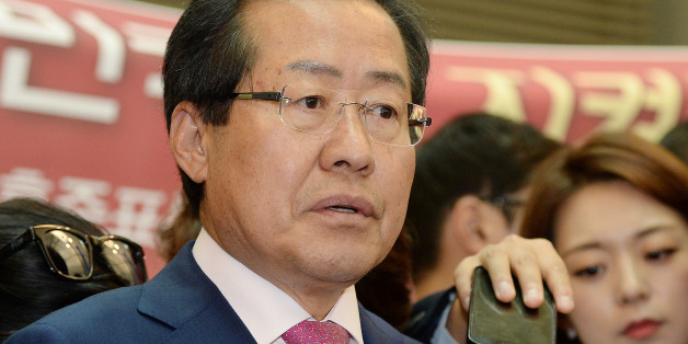 홍준표 전 경남지사가 12일 오후 인천국제공항에서 미국 LA로 출국하며 취재진 질문에 답하고 있다.