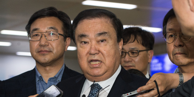 문재인 대통령의 특사로 일본을 방문했던 문희상 더불어민주당 의원이 20일 김포국제공항을 통해 귀국, 취재진 질문에 답하고 있다.