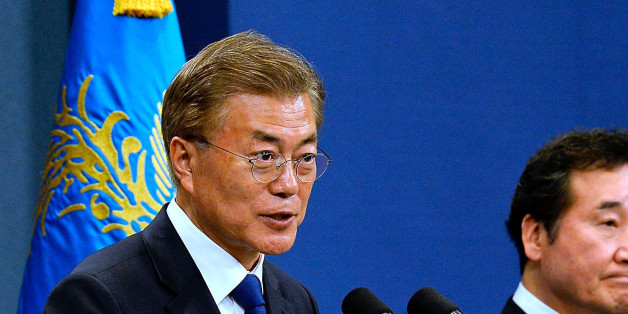 SEOUL, SOUTH KOREA - MAY 10: South Korea's new President Moon Jae-In (L) speaks with Prime Minister candidate Lee Nak-Yeon (2nd L) and members of the new cabinet during a press conference at the presidential Blue House on May 10, 2017 in Seoul, South Korea. Moon Jae-in of Democratic Party, was elected as the new president of South Korea in the election held on May 9, 2017. (Photo by Kim Min-Hee-Pool/Getty Images)