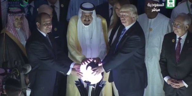 Donald Trump en compagnie du roi Salman d'Arabie saoudite et du Président égyptien Abdel Fattah al-Sissi pour l'ouverture du "Global Center for Combating Extremist Ideology".