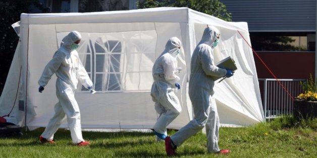 Die Polizei fand die Leiche der 65-jährigen Frau im Vorgarten - Beamte sichern Spuren.