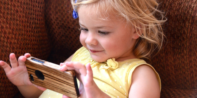 Was mit deinen Kindern passiert, wenn du sie vor dem zweiten Lebensjahr mit dem Smartphone spielen lässt.