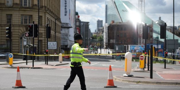 A police officer potrols a cordon near to the Manchester Arena in Manchester, northwest England on May 23, 2017 following a deadly terror attack at the Ariana Grande concert at the Manchester Arena the night before. Twenty two people have been killed and dozens injured in Britain's deadliest terror attack in over a decade after a suspected suicide bomber targeted fans leaving a concert of US singer Ariana Grande in Manchester. / AFP PHOTO / Oli SCARFF (Photo credit should read OLI SCARFF/