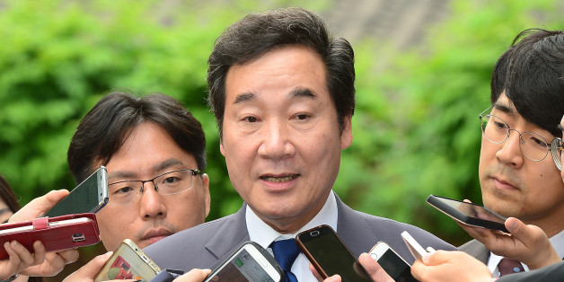 이낙연 국무총리 후보자가 국회 인사청문회를 하루 앞둔 23일 오전 서울 종로구 금융감독원 연수원에 마련된 사무실로 출근하며 취재진의 질문에 답하고 있다.