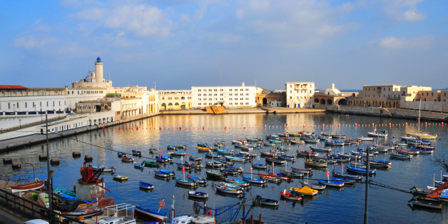 Algiers, Algeria: Admiralty basin and Fishing harbour - Peñon lighthouse - photo by M.Torres