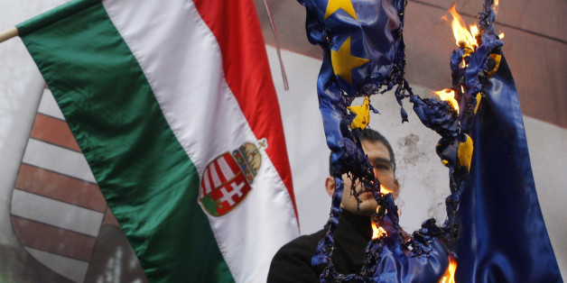 Ein Mitglied der ungarischen "Jobbik" verbrennt eine EU-Fahne.