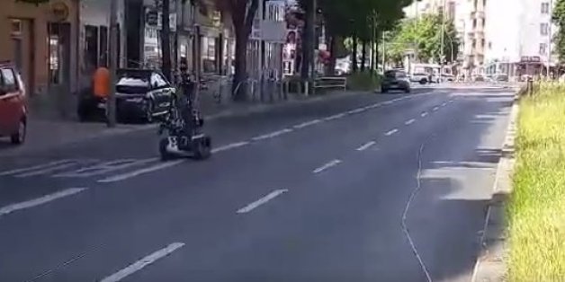 Bombenalarm in Berlin: Polizeiroboter untersucht verdächtiges, gestohlen gemeldetes Fahrzeug