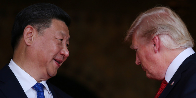 U.S. President Donald Trump welcomes Chinese President Xi Jinping at Mar-a-Lago state in Palm Beach, Florida, U.S., April 6, 2017. REUTERS/Carlos Barria