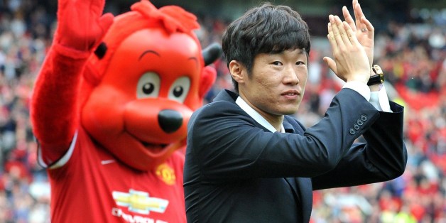 Former Manchester United Korean player Ji-Sung Park is announced as a club ambassador before the start of the English Premier League football match between Manchester United and Everton at Old Trafford in Manchester, Northwest England, on October 5, 2014. AFP PHOTO/PAUL ELLIS
== RESTRICTED TO EDITORIAL USE. NO USE WITH UNAUTHORIZED AUDIO, VIDEO, DATA, FIXTURE LISTS, CLUB/LEAGUE LOGOS OR 'LIVE' SERVICES. ONLINE IN-MATCH USE LIMITED TO 45 IMAGES, NO VIDEO EMULATION. NO USE IN BETTING, GAMES OR SINGLE CLUB/LEAGUE/PLAYER PUBLICATIONS. == (Photo credit should read PAUL ELLIS/AFP/Getty Images)