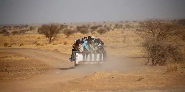 Des migrants traversent le Sahara près d'Agadez, au Niger, le 9 mai 2016.