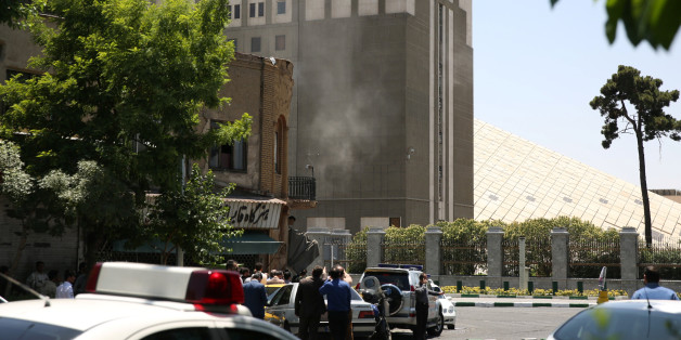 De la fumée sort du Parlement iranien après l'attaque à Téhéran, 7 juin 2017.