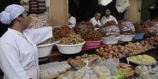 A vendor sells traditional cakes of fried honey and flour pastries to customers ahead of Ramadan in the medina of the Moroccan city of Rabat July 8, 2013. Ramadan, the Muslim fasting month, begins in Morocco on July 10 as each state determines when the fast should begin. Muslims around the world abstain from eating, drinking and sexual relations from sunrise to sunset during Ramadan, the holiest month in the Islamic calendar. REUTERS/Stringer (MOROCCO - Tags: SOCIETY RELIGION FOOD)