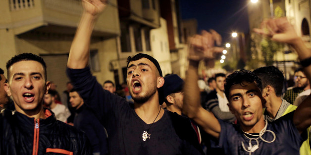 Moroccans shout slogans during a demonstration against official abuses and corruption in the town of Al-Hoceima, Morocco May 31, 2017. REUTERS/Youssef Boudlal