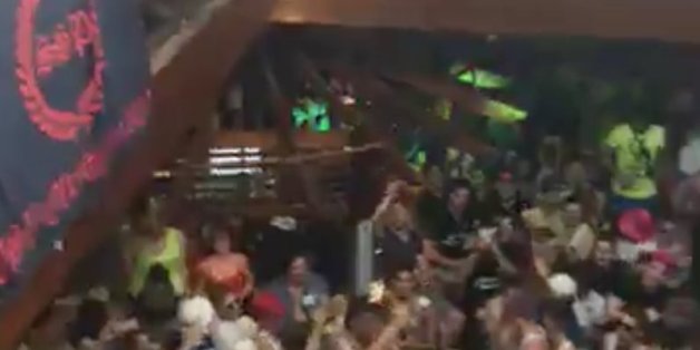 Nazi-Eklat in Mallorca: Frauen berichten, wie sich die Rechten beim Konzert an ihnen vergriffen