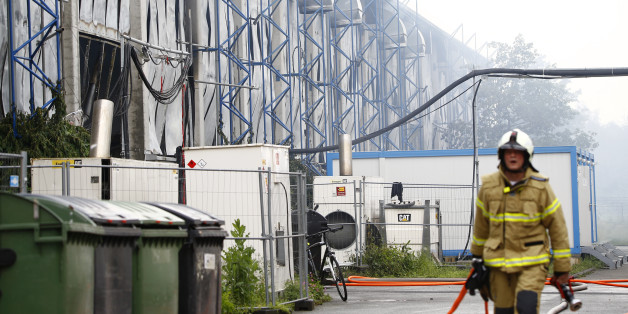 Un pompier marche devant un centre d'expositions utilisé comme foyer de migrants à Dusseldorf, en Allemagne, juin 2016.