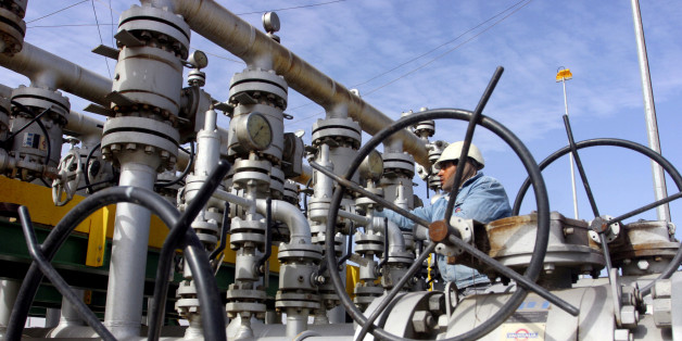 A worker checks the valves at Al-Sheiba oil refinery in the southern Iraq city of Basra, January 26, 2016. REUTERS/Essam Al-Sudani/File Photo