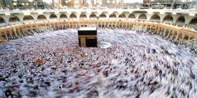 MECCA, SAUDI ARABIA - JUNE 03 : Muslims devotees circumambulate the Kaaba during the Muslim's holy fasting month of Ramadan at the Grand Mosque (Masjid al Haram) in Mecca, Suadi Arabia on June 03, 2017. (Photo by Faisal Khan/Anadolu Agency/Getty Images)