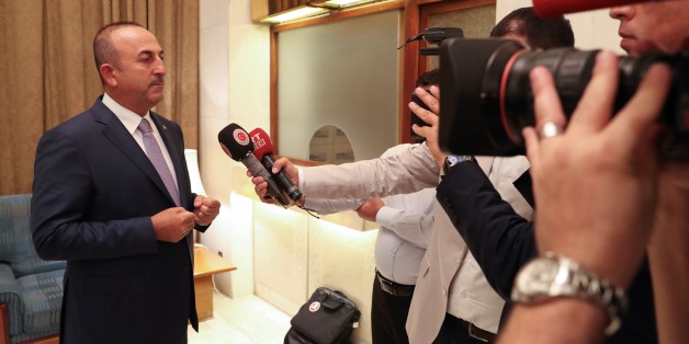 MECCA, SAUDI ARABIA - JUNE 16 : Turkish Foreign Minister Mevlut Cavusoglu speaks to media after a meeting with Saudi Arabia's King Salman bin Abdulaziz Al Saud (not seen) in Mecca, Saudi Arabia on June 16, 2017. (Photo by Cem Ozdel/Anadolu Agency/Getty Images)