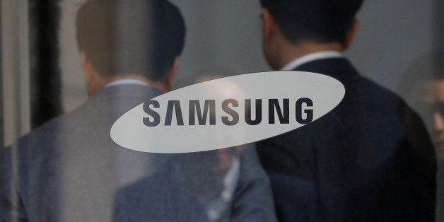 Employees walks in the building of Samsung Electronics in Seoul, South Korea, February 28, 2017. Picture taken February 28, 2017. REUTERS/Kim Hong-Ji