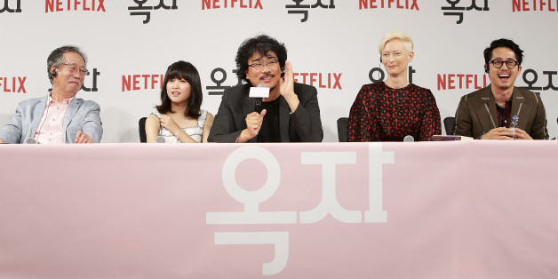 SEOUL, SOUTH KOREA - JUNE 14: Bong Joon Ho(c), Byun Heebong, An Seo Hyun, Tilda Swinton and Steven Yeun attend the official press conference after Korea Red Carpet Premiere of Netflix release 'Okja' at the Four Seasons on June 14, 2017 in Seoul, South Korea. (Photo by Chung Sung-Jun/Getty Images for Netflix)