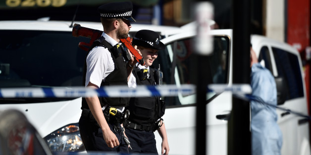 Des policiers britanniques derrière un cordon de sécurité sur les lieux de l'attaque devant la mosquée de Finsbury Park à Londres, 19 juin 2017