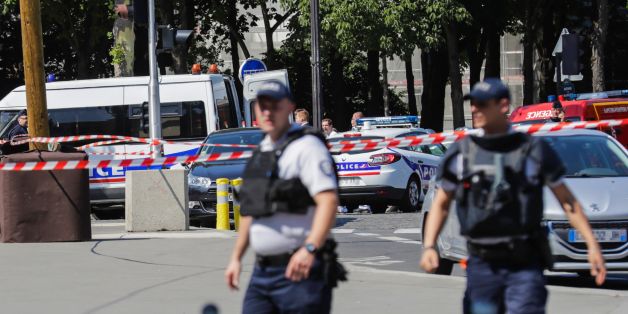 Auto in Paris fährt in Polizeiwagen - Polizisten nehmen mutmaßlichen Angreifer fest