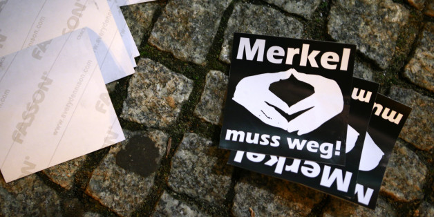 Aufkleber mit "Merkel muss weg" Schriftzug