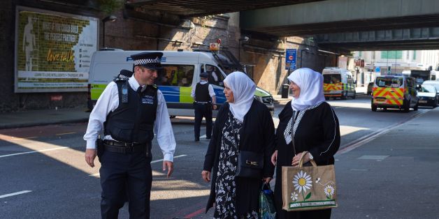 A police officer speaks to local residents at a police cordon, close to the scene of a van attack in Finsbury Park, north London on June 19, 2017.
Ten people were injured when a van drove into a crowd of Muslim worshippers near a mosque in London in the early hours of Monday, and a man who had been taken ill before the attack died at the scene. / AFP PHOTO / Niklas HALLE'N (Photo credit should read NIKLAS HALLE'N/AFP/Getty Images)
