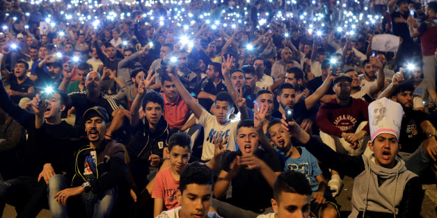 Protesters hold their phones as they shout slogans during a demonstration in the northern town of Al-Hoceima against official abuses and corruption, Morocco June 1, 2017. REUTERS/Youssef Boudlal TPX IMAGES OF THE DAY