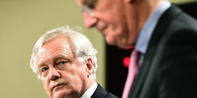 Michel Barnier und David Davis zeigten sich am Montag erleichtert darüber, dass sie eine erste Einigung aushandeln konnten.