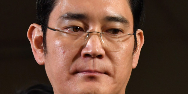 Lee Jae-yong (C), vice chairman of Samsung Electronics, arrives to be questioned as a suspect in a corruption scandal that led to the impeachment of President Park Geun-Hye, at the office of the independent counsel in Seoul on February 13, 2017. REUTERS/Jung Yeon-Je/Pool