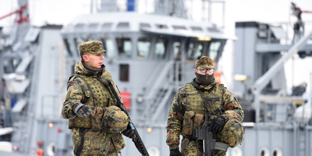 Ein Kriegsschiff der Deutschen Marine soll im Hamburger Hafen vor Anger liegen.