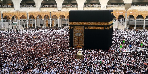 MECCA, SAUDI ARABIA - JUNE 16 : Muslim devotees circumambulate the Kaaba during the Muslim's holy fasting month of Ramadan in Mecca, Saudi Arabia on June 16, 2017. (Photo by Ramazan Turgut/Anadolu Agency/Getty Images)