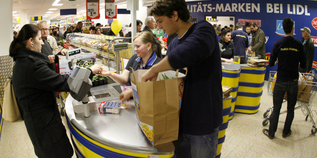 In Deutschland sind in den kommenden Jahren Millionen Arbeitsplätze durch die Automatisierung bedroht - besonders Kassierer sind betroffen
