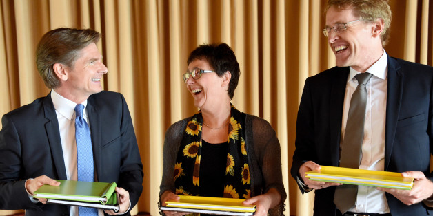 Heiner Garg (FDP), Monika Heinold (Grüne) und Daniel Günther (CDU) mit den Koalitionsverträgen
