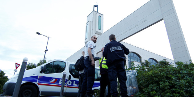La police devant la mosquée de Créteil, en région parisienne, le 29 juin 2017, après qu'un homme a tenté de foncer sur la foule.