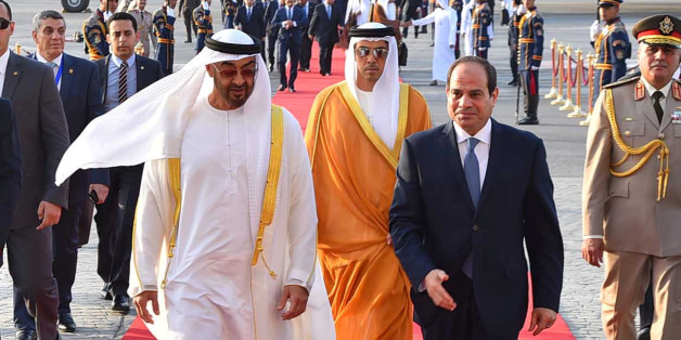 Le président égyptien Abdel Fattah al-Sisi marché avec le prince d'Abu Dhabi cheikh Mohammed ben Zayed al-Nahyane à l'aéroport du Caire, Egypte, le 19 juin 2017.