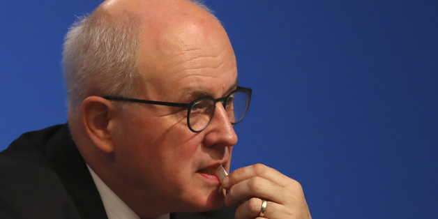 Unions-Fraktionschef Kauder wird gefragt, ob er beim SPD-Programm abgeschrieben hat - seine Antwort spricht Bände