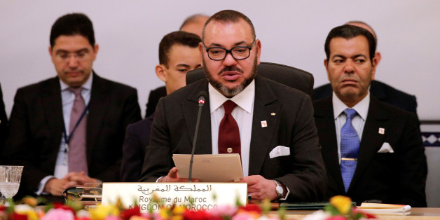 Le roi Mohammed VI entouré du prince Moulay Rachid (droite) et de Nasser Bourita (gauche), actuel ministre des Affaires étrangères, lors du premier sommet africain de l'action, Marrakech, 16 novembre 2016.