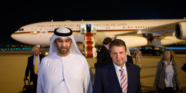 Außenminister Sigmar Gabriel wird am 03.07.2017 nach seiner Ankunft auf dem Flughafen in Abu Dhabi (Vereinigte Arabische Emirate) durch den Staatsminister der Vereinigten Arabischen Emirate, Sultan Al Jaber, empfangen. Gabriel besucht während einer dreitägigen Reise verschiedene Staaten in der Golfregion.