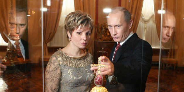 Wladimir Putin betrachtet die Zarenkrone Peters des Großen im Jahr 2006