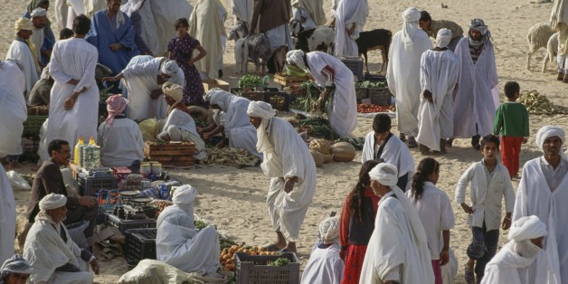 Des hommes au marché d'El Khoubna entre Touggourt et El Oued, le 18 mars 2017